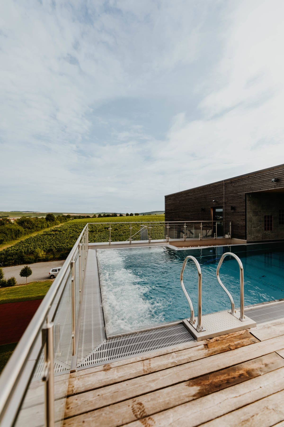 Zwembad met uitzicht op de wijngaard in Weingut Römmert